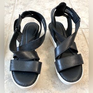 Born size 9 Deshka Sandals Black new